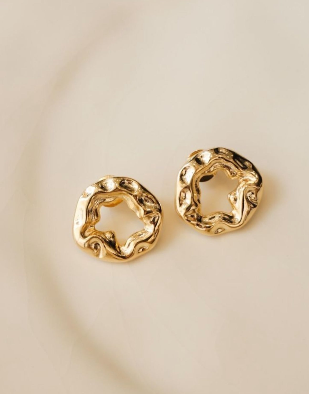 Arete chapa de oro circulo irregular