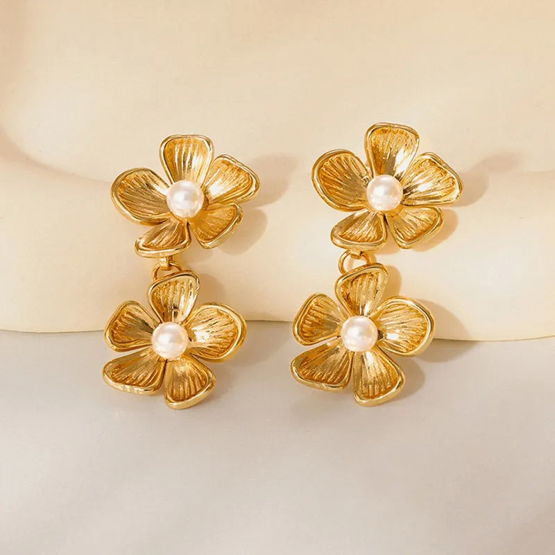 Arete chapa de oro 2 flores con perla