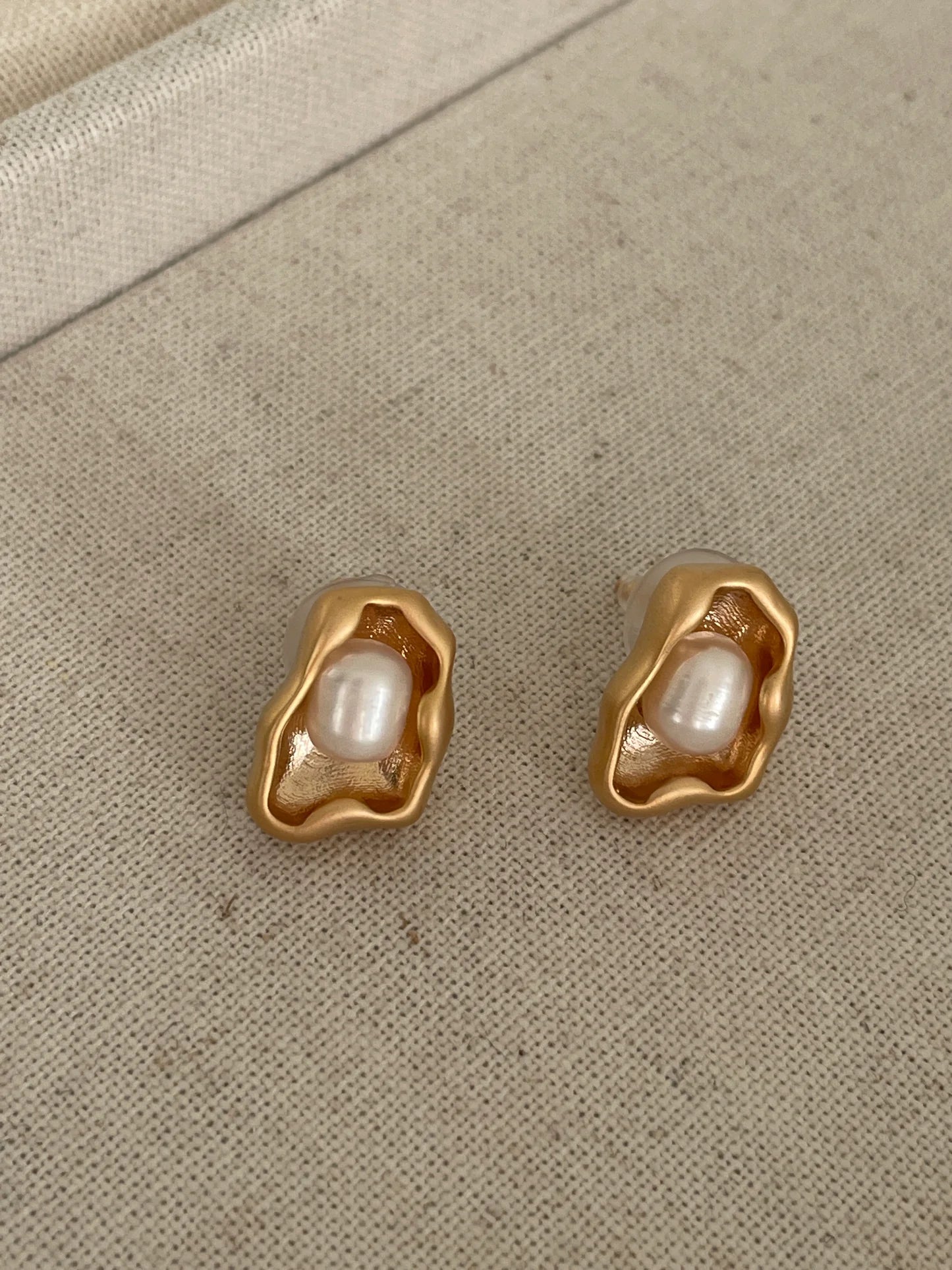 Arete chapa de oro flor aplastada centro blanco