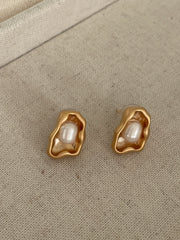 Arete chapa de oro flor aplastada centro blanco