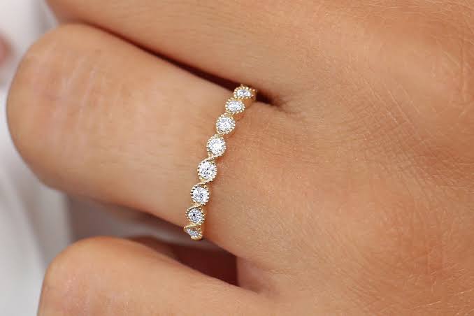 Anillo chapa de oro circulos zirconias